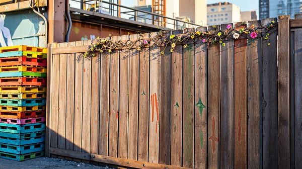 10 idées originales pour embellir votre palissade de chantier